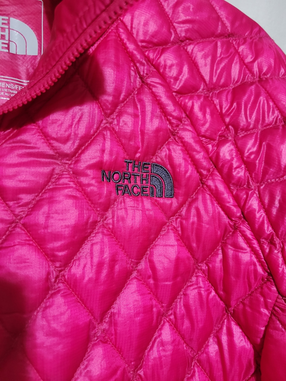 The North Face Women's Hot Pink Diamond-Quilt Puffer Jacket - Picture 2 of 8